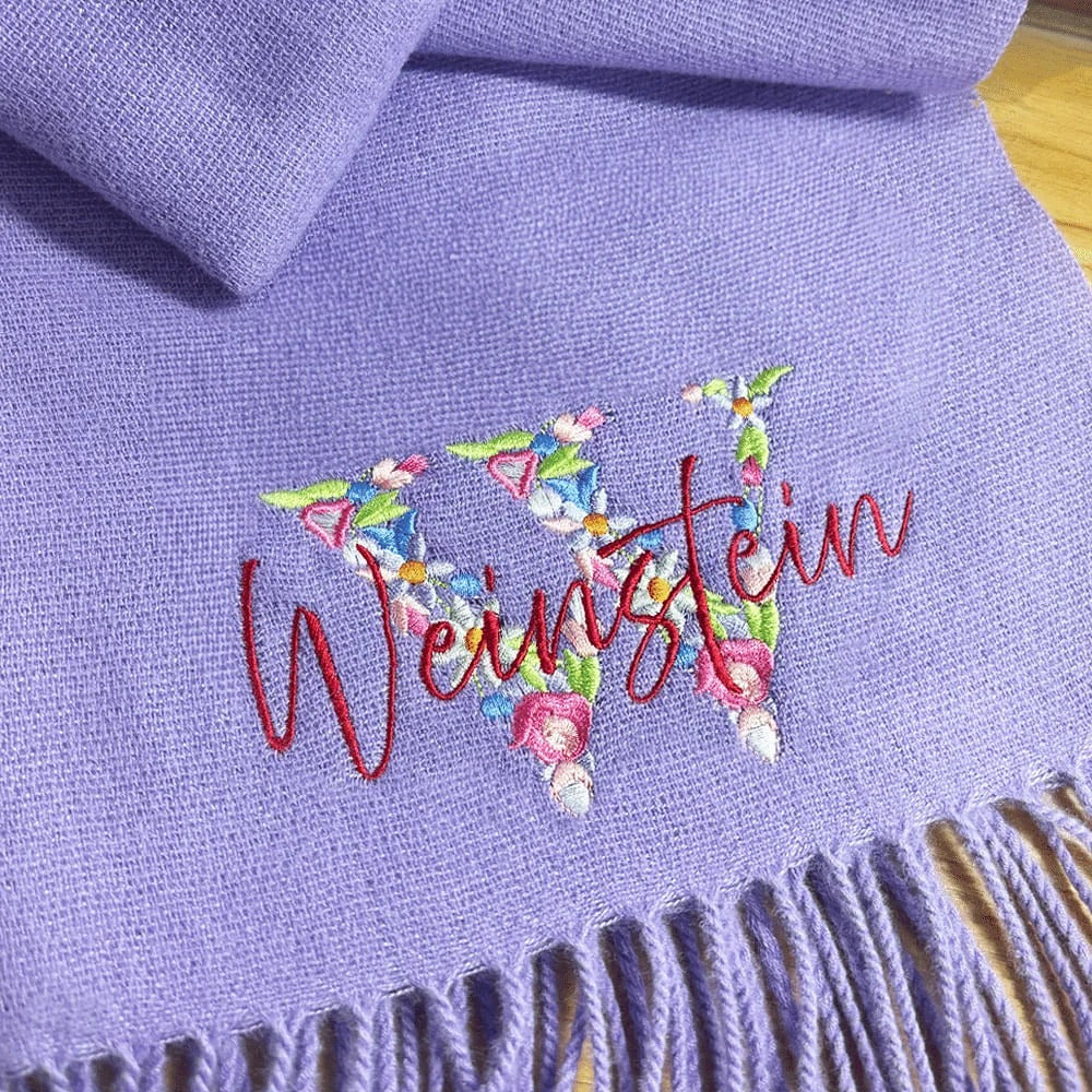 Écharpe en faux cachemire avec initiale et couronne de fleurs brodées personnalisées, châle à pompon avec nom