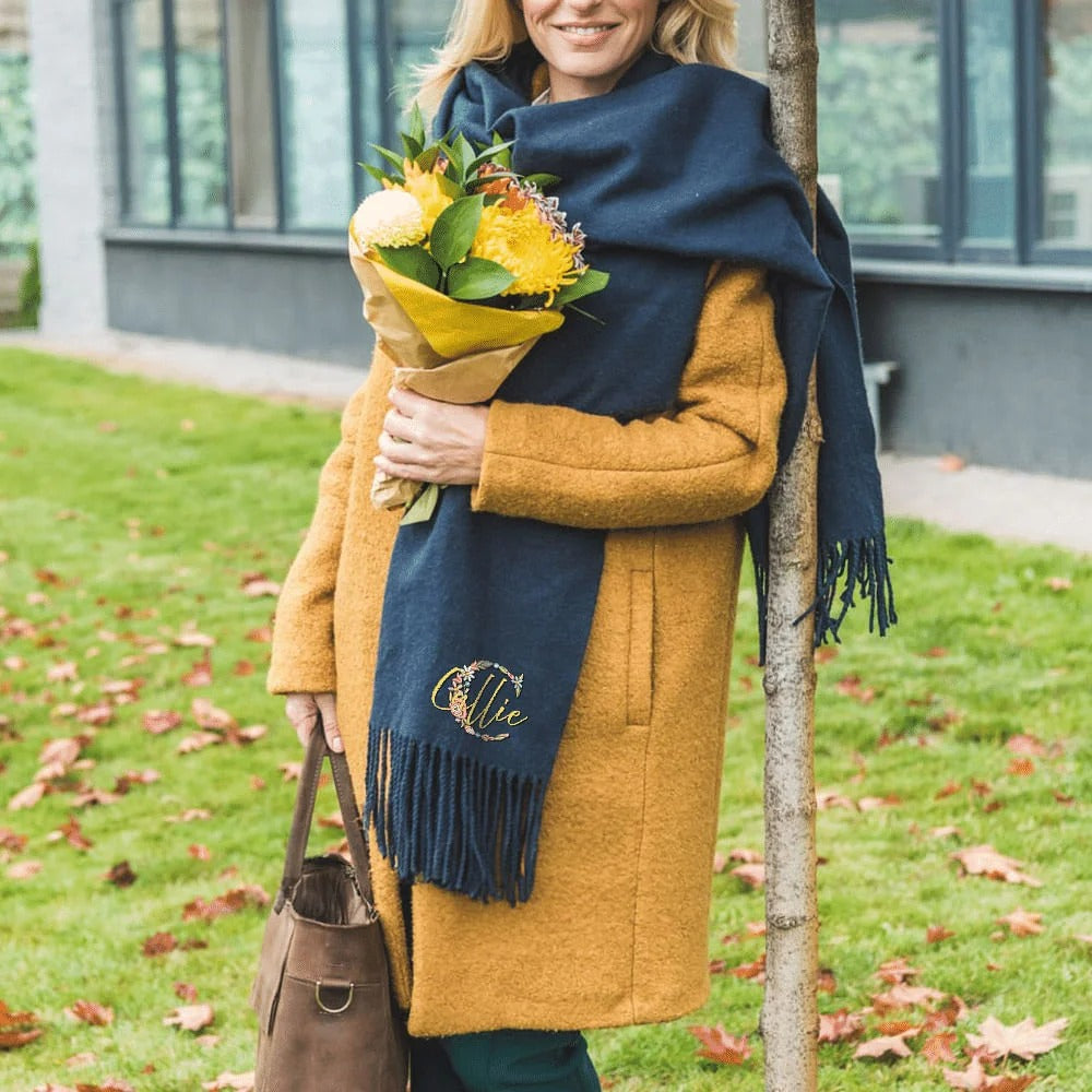 Écharpe en faux cachemire avec initiale et couronne de fleurs brodées personnalisées, châle à pompon avec nom