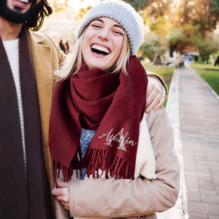Écharpe en faux cachemire avec initiale et couronne de fleurs brodées personnalisées, châle à pompon avec nom