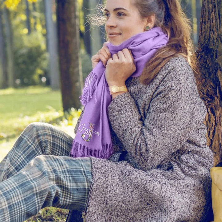 Écharpe en faux cachemire avec initiale et couronne de fleurs brodées personnalisées, châle à pompon avec nom