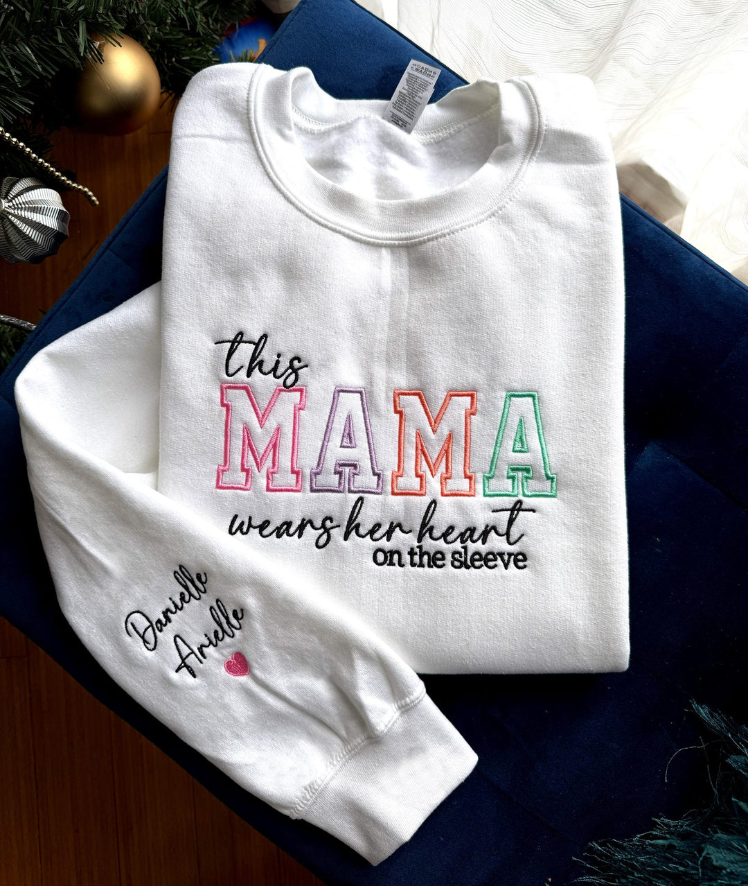 Maman porte son cœur sur ses manches T-shirt brodé personnalisé Sweat à capuche à col rond Cadeau pour maman