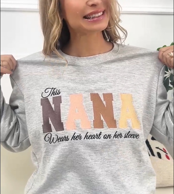Cette Mamie porte son cœur sur sa manche – Sweat brodé personnalisé Fête des Mères