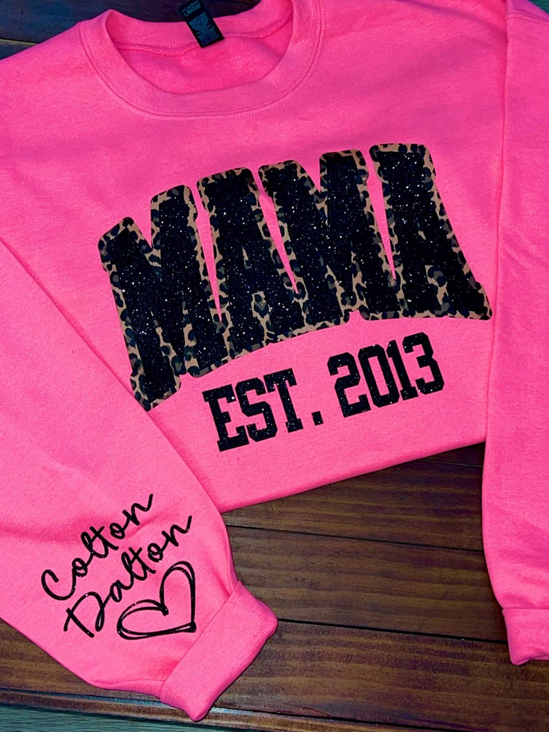 Sweat-shirt à paillettes personnalisé avec broderie léopard Mama Est Yaer et nom d'enfant