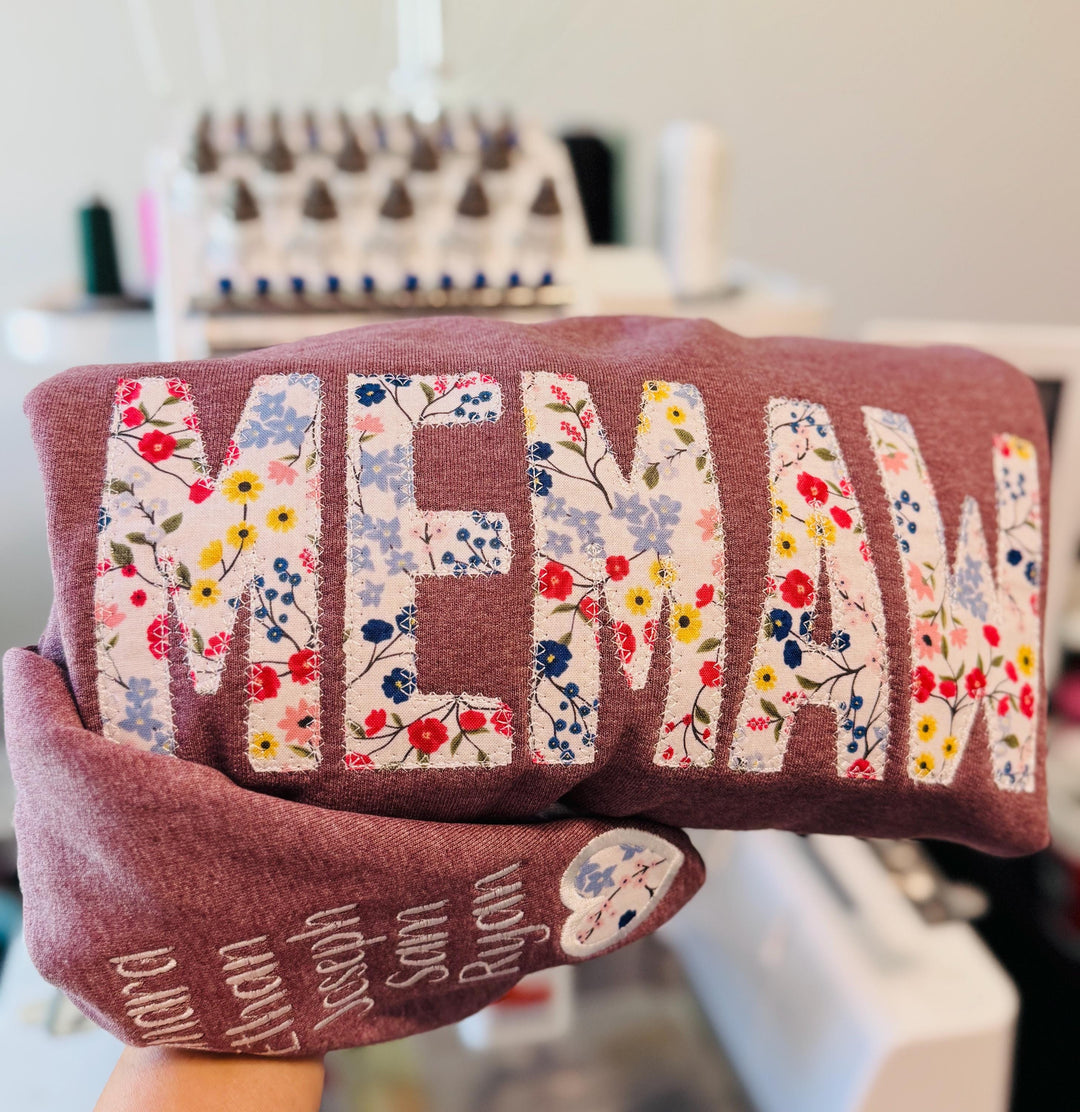 Sweat-shirt personnalisé « Maman » avec broderie florale et prénom sur la manche