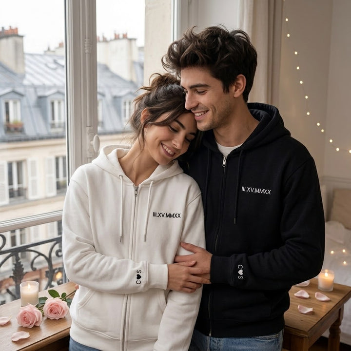Sweat à Capuche Zippé Personnalisé Couple, Initiales et Date en Chiffres Romains Brodées