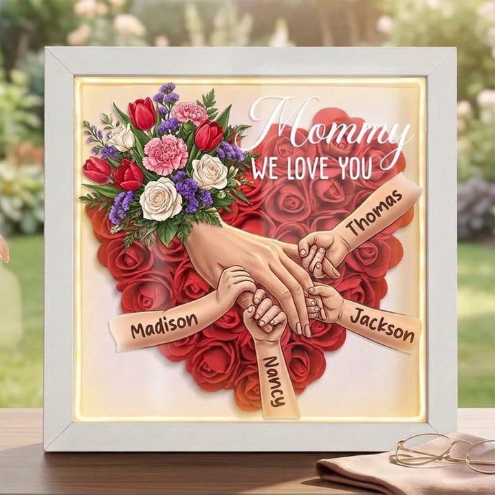 Cadre-vitrine personnalisé « Mains entrelacées » avec tulipes, roses blanches et œillets — Pour Maman