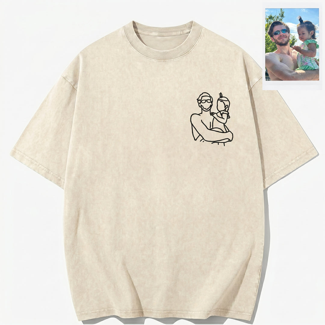 T-shirt à l'aspect délavé avec contour de portrait brodé — un cadeau pour maman ou papa