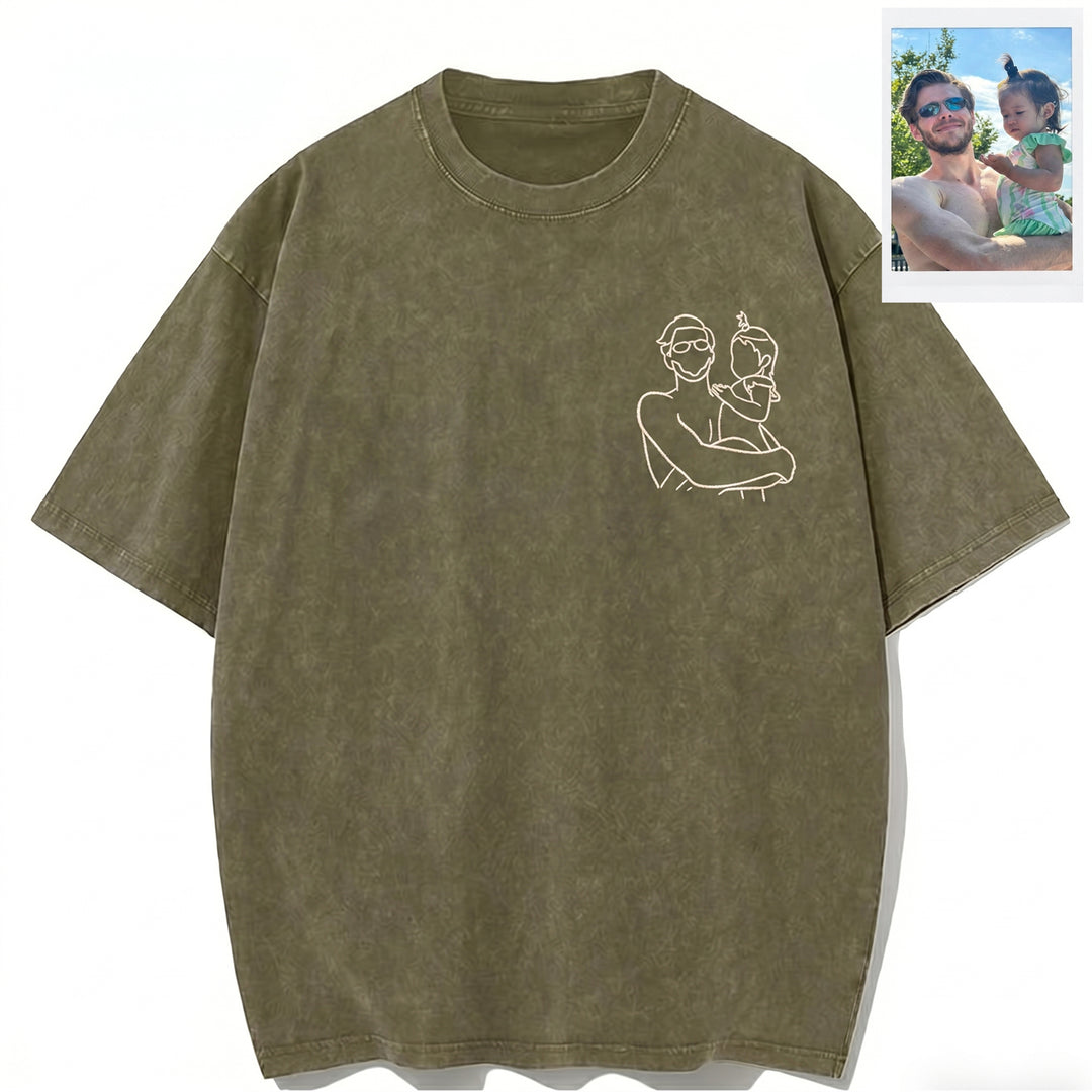 T-shirt à l'aspect délavé avec contour de portrait brodé — un cadeau pour maman ou papa