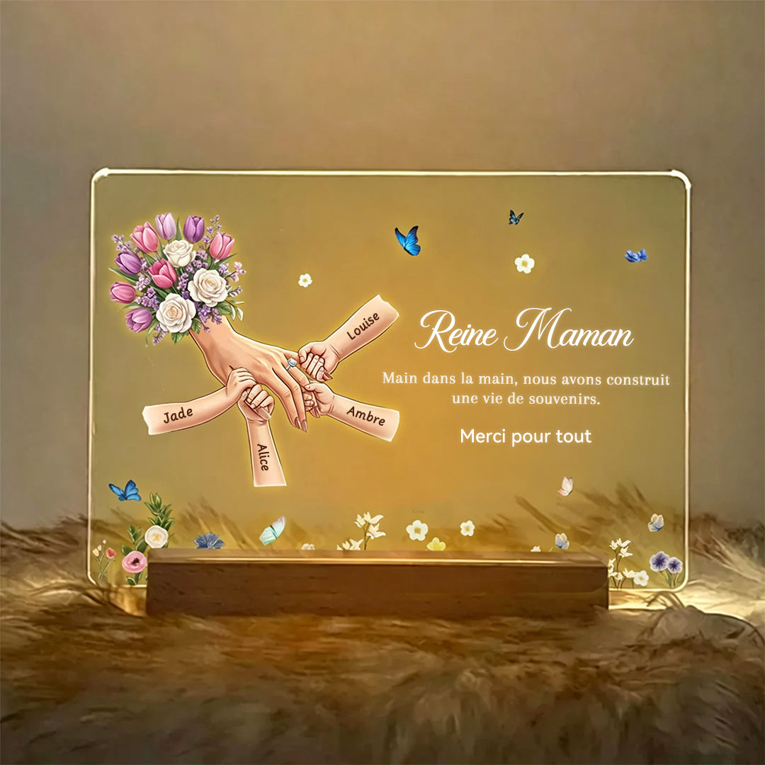 Cadeau Fête des Mères personnalisé – Veilleuse LED Mains de maman avec prénoms et design familial