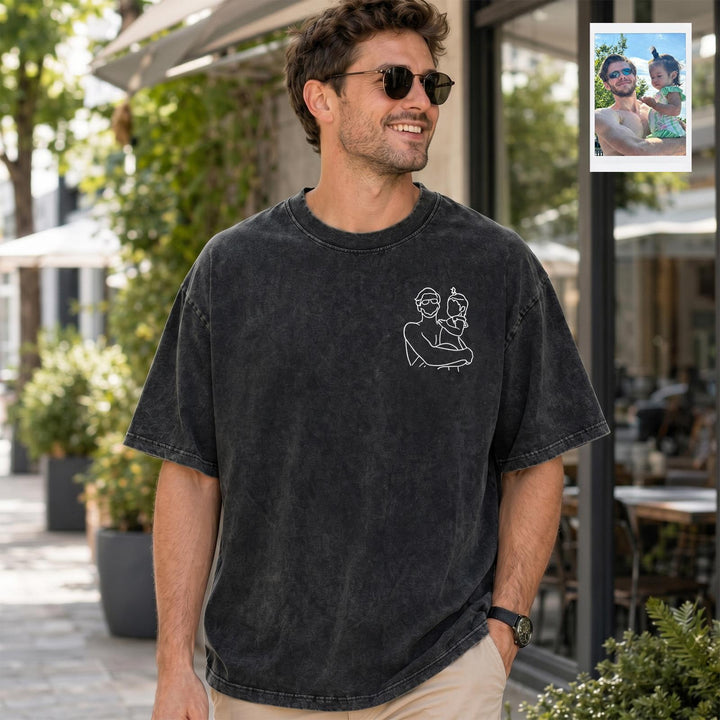 T-shirt à l'aspect délavé avec contour de portrait brodé — un cadeau pour maman ou papa