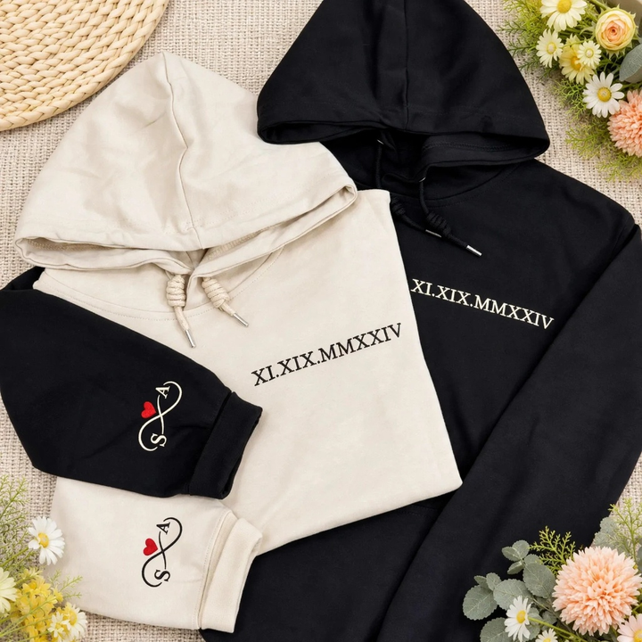 Sweat à Capuche Personnalisé Date en Chiffres Romains & Initiales avec Cœur sur la Manche - Cadeau de Couple
