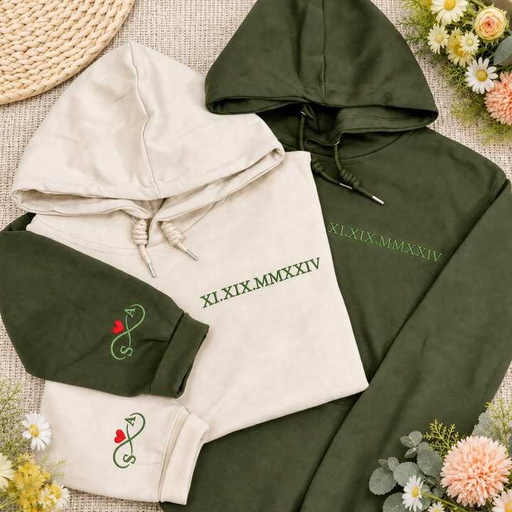 Sweat à Capuche Personnalisé Date en Chiffres Romains & Initiales avec Cœur sur la Manche - Cadeau de Couple