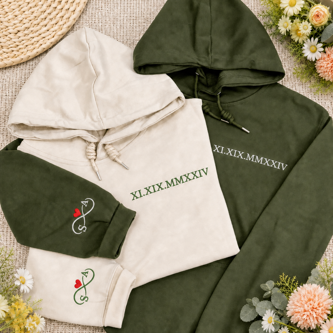 Sweat à Capuche Personnalisé Date en Chiffres Romains & Initiales avec Cœur sur la Manche - Cadeau de Couple