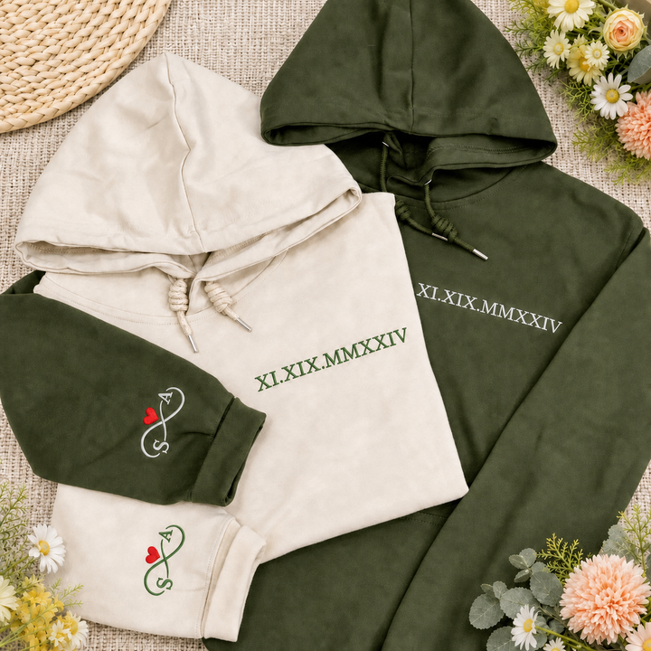 Sweat à Capuche Personnalisé Date en Chiffres Romains & Initiales avec Cœur sur la Manche - Cadeau de Couple