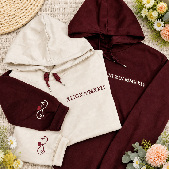 Sweat à Capuche Personnalisé Date en Chiffres Romains & Initiales avec Cœur sur la Manche - Cadeau de Couple