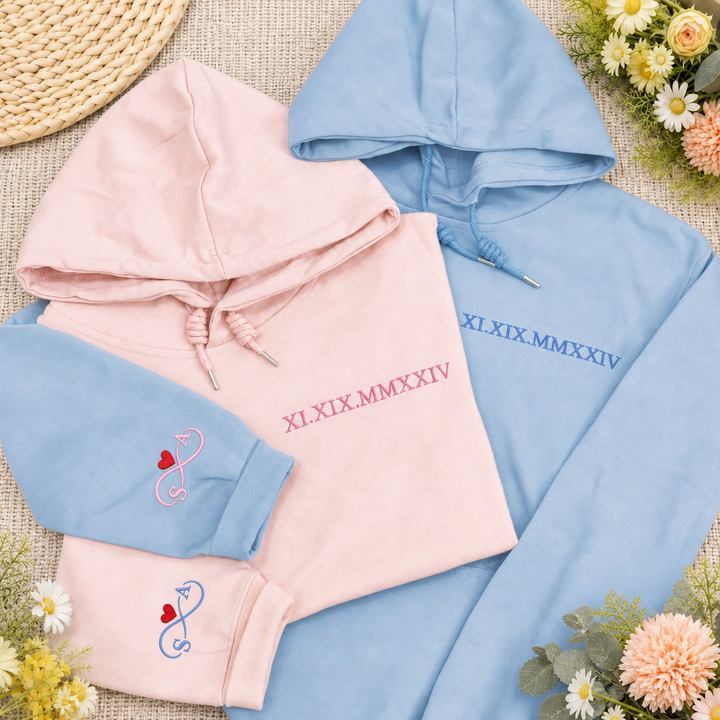 Sweat à Capuche Personnalisé Date en Chiffres Romains & Initiales avec Cœur sur la Manche - Cadeau de Couple