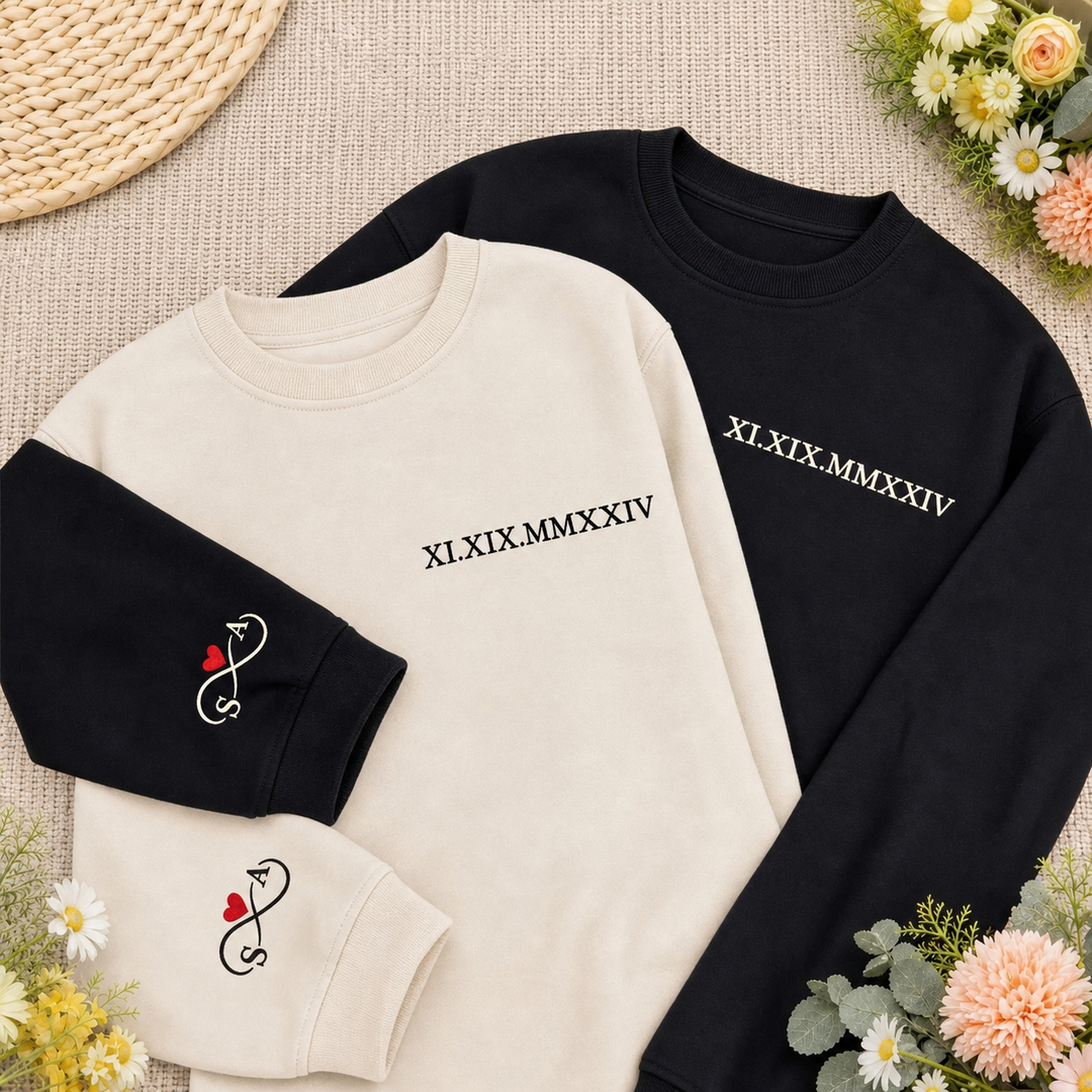 Sweat à Capuche Personnalisé Date en Chiffres Romains & Initiales avec Cœur sur la Manche - Cadeau de Couple