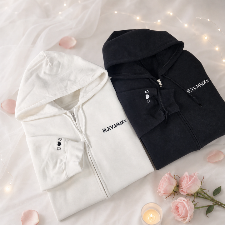 Sweat à Capuche Zippé Personnalisé Couple, Initiales et Date en Chiffres Romains Brodées