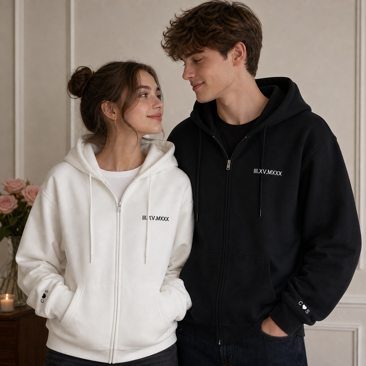 Sweat à Capuche Zippé Personnalisé Couple, Initiales et Date en Chiffres Romains Brodées
