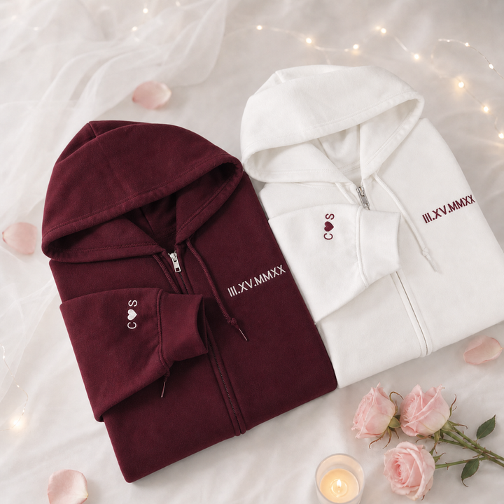 Sweat à Capuche Zippé Personnalisé Couple, Initiales et Date en Chiffres Romains Brodées