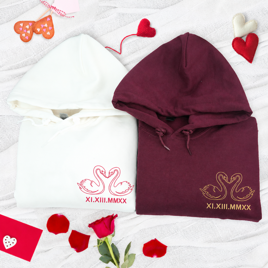 Sweat-shirt Couple Brodé Personnalisé avec Cygnes, Date en Chiffres Romains et Initiales sur la Manche
