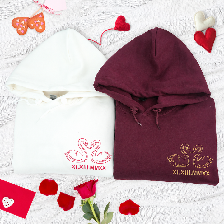 Sweat-shirt Couple Brodé Personnalisé avec Cygnes, Date en Chiffres Romains et Initiales sur la Manche