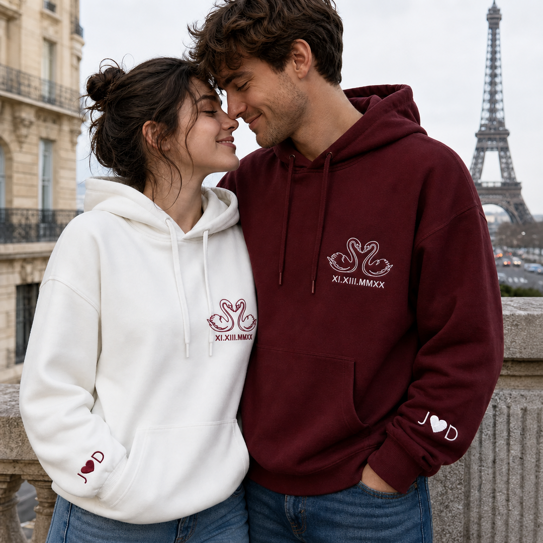 Sweat-shirt Couple Brodé Personnalisé avec Cygnes, Date en Chiffres Romains et Initiales sur la Manche