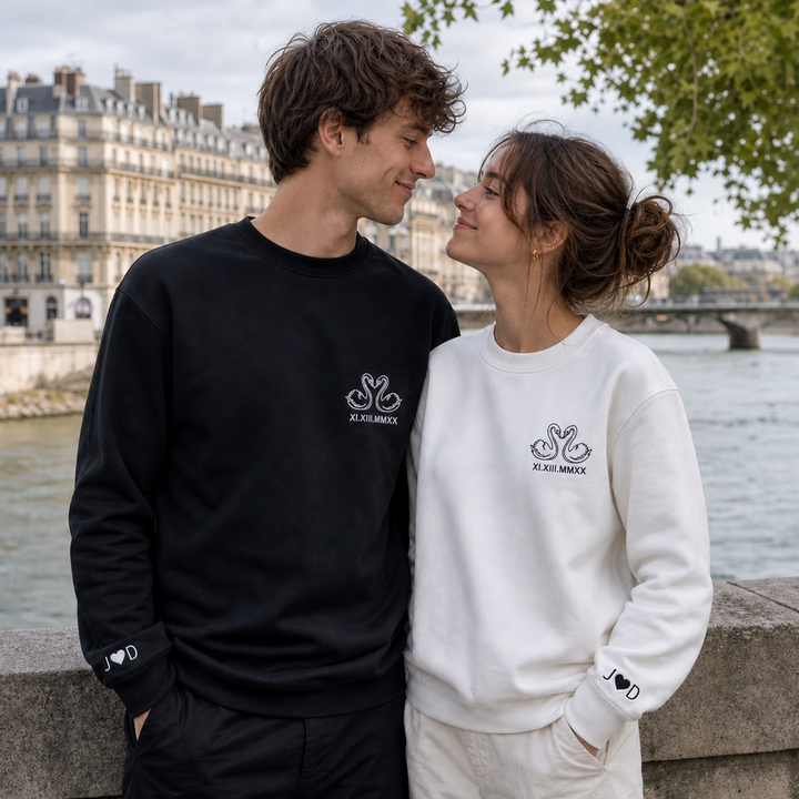 Sweat-shirt Couple Brodé Personnalisé avec Cygnes, Date en Chiffres Romains et Initiales sur la Manche