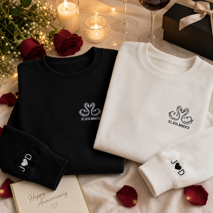 Sweat-shirt Couple Brodé Personnalisé avec Cygnes, Date en Chiffres Romains et Initiales sur la Manche