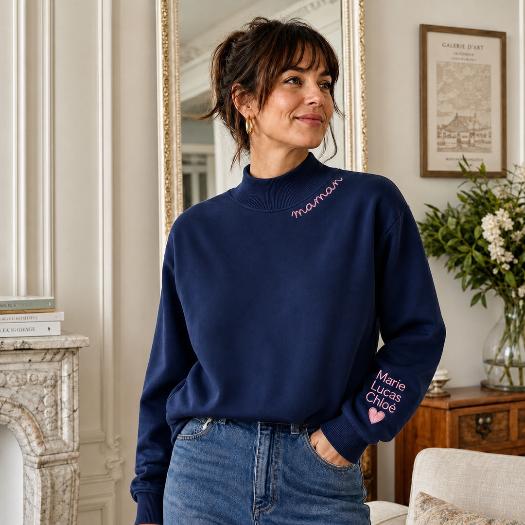 Sweat-shirt Maman à Col Montant Brodé Personnalisé avec Prénom d’Enfant sur la Manche – Cadeau pour Maman