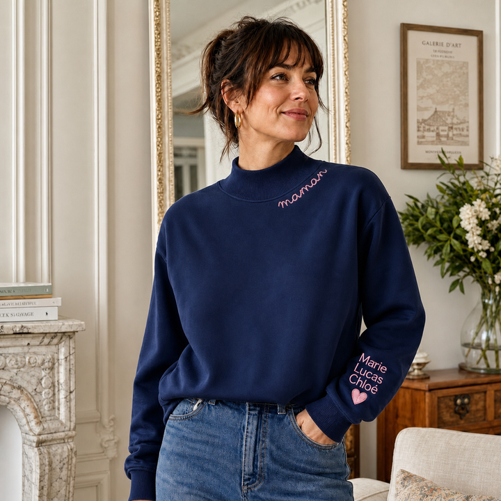Sweat-shirt Maman à Col Montant Brodé Personnalisé avec Prénom d’Enfant sur la Manche – Cadeau pour Maman