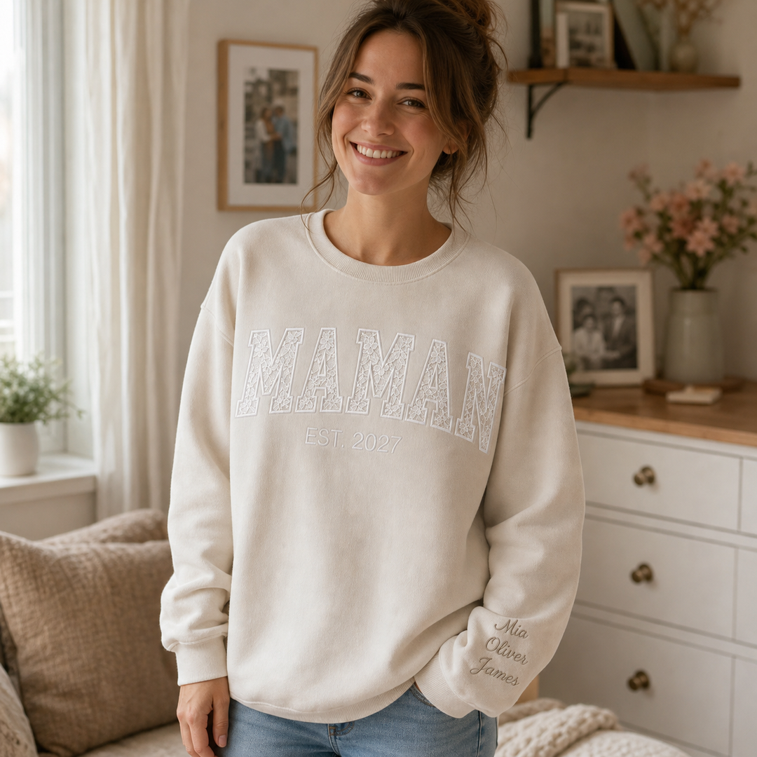 Sweat-shirt personnalisé avec détails en dentelle brodée et prénoms d'enfants brodés sur les manches