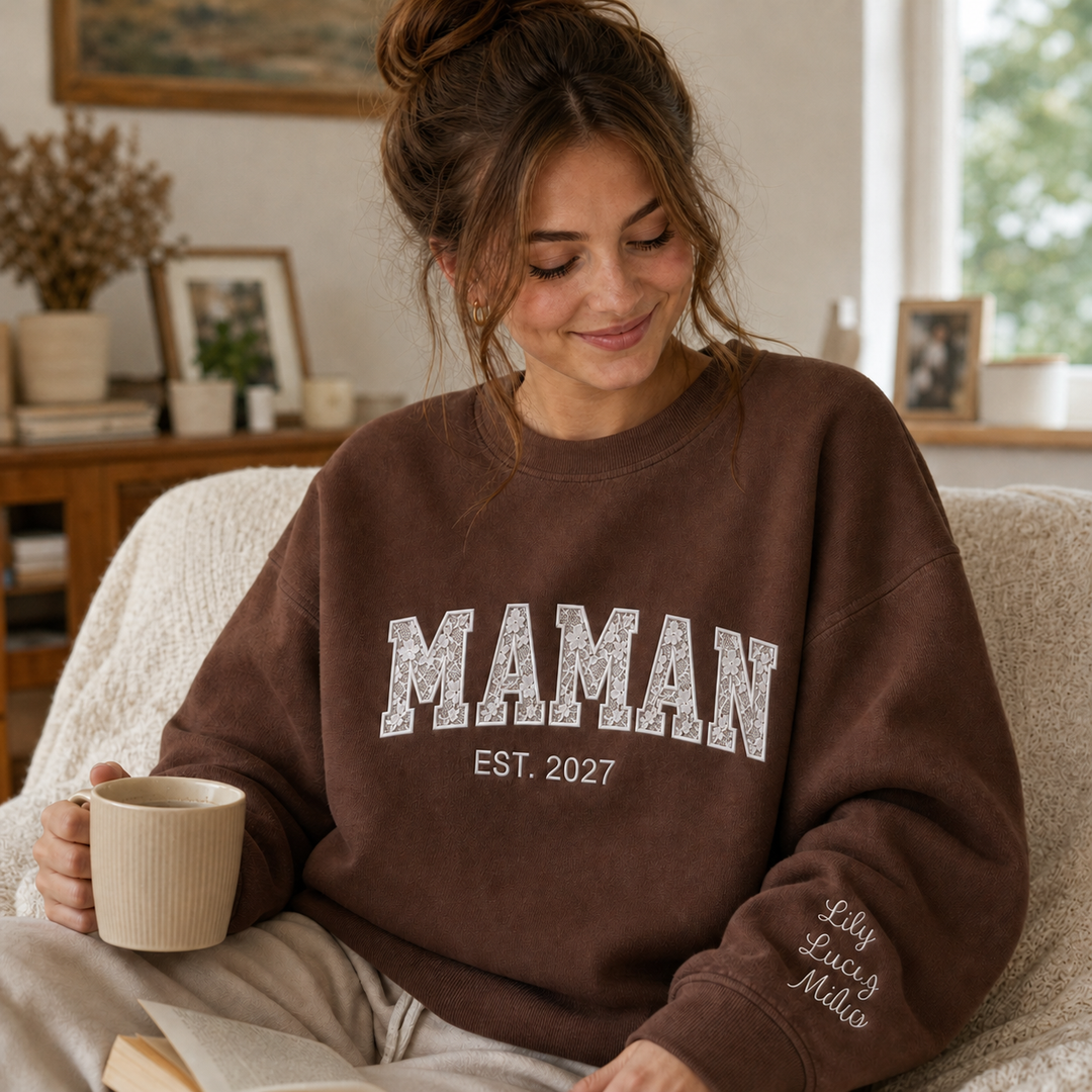 Sweat-shirt personnalisé avec détails en dentelle brodée et prénoms d'enfants brodés sur les manches