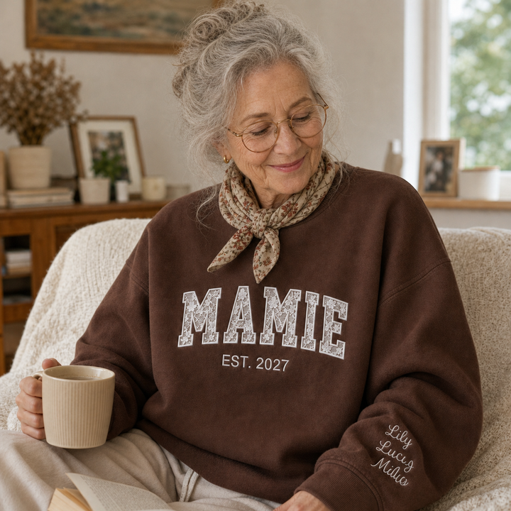 Sweat-shirt personnalisé avec détails en dentelle brodée et prénoms d'enfants brodés sur les manches
