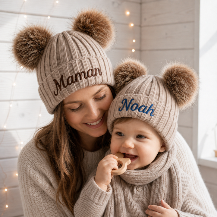Bonnet à deux pompons personnalisable – Tricot côtelé avec nom pour enfants et adultes