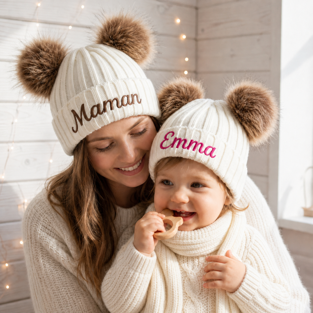 Bonnet à deux pompons personnalisable – Tricot côtelé avec nom pour enfants et adultes