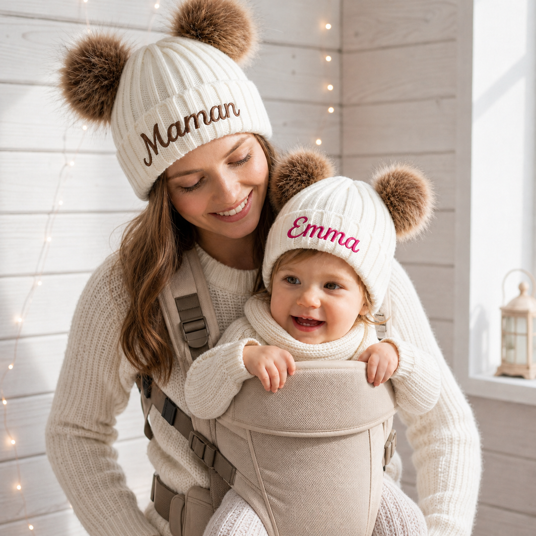 Bonnet à deux pompons personnalisable – Tricot côtelé avec nom pour enfants et adultes