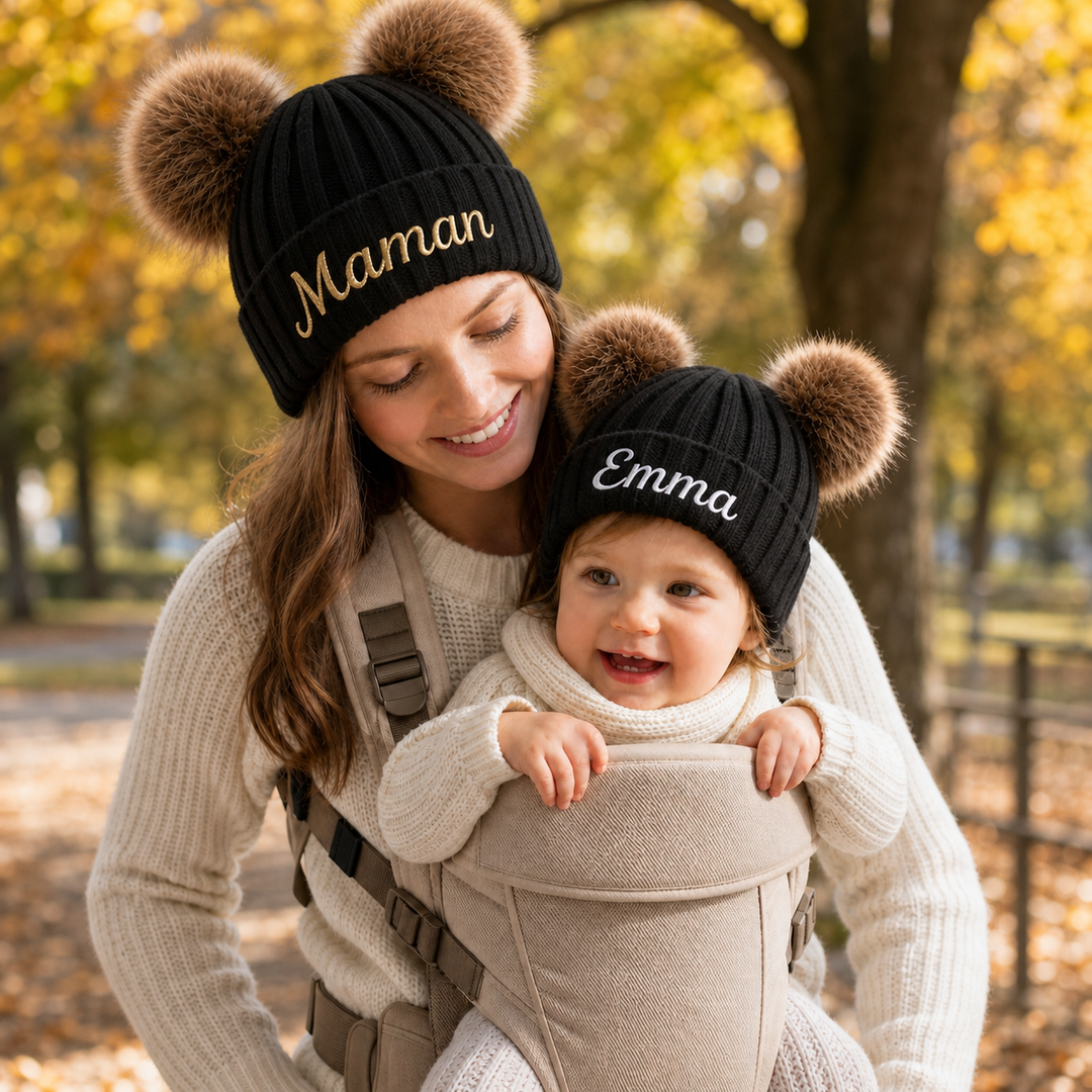Bonnet à deux pompons personnalisable – Tricot côtelé avec nom pour enfants et adultes