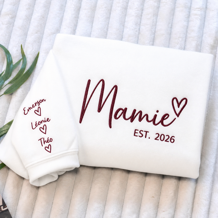 Sweat-shirt brodé personnalisé avec les prénoms des enfants sur la manche – Cadeau pour maman