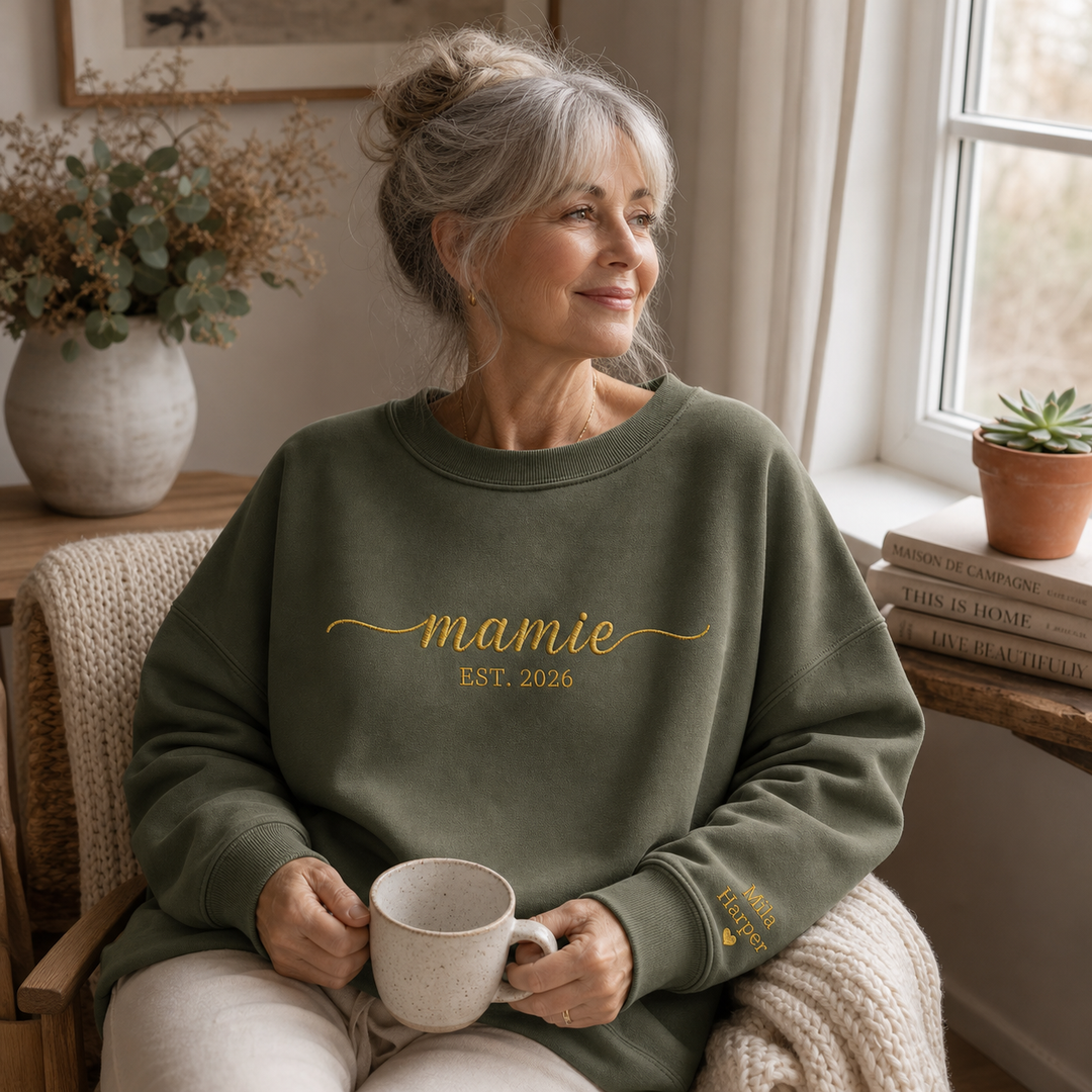 Sweat-shirt brodé personnalisé avec les prénoms des enfants sur la manche – Cadeau de Noël pour maman et mamie