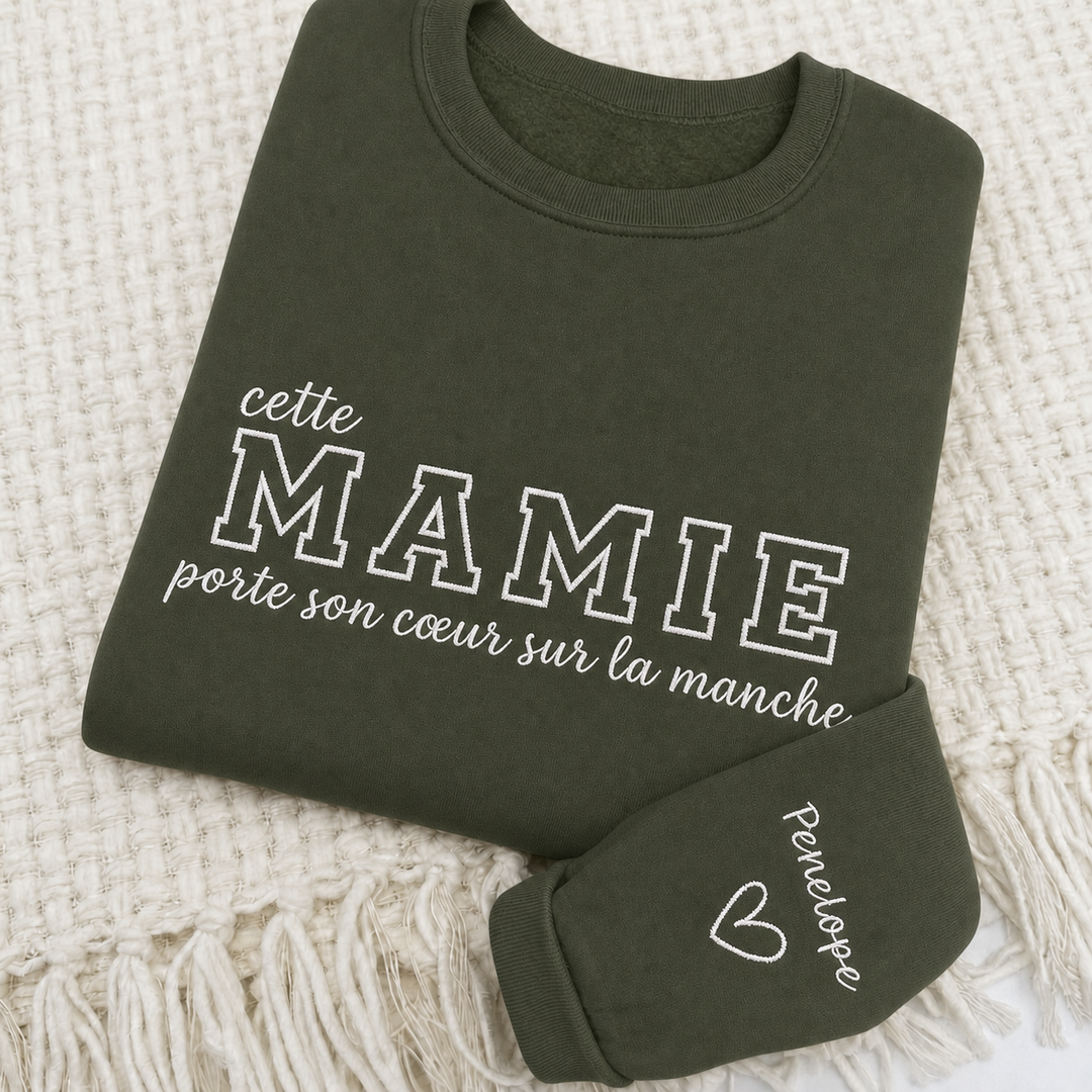 Cette Maman porte son cœur sur sa manche – Sweat brodé personnalisé pour maman et mamie