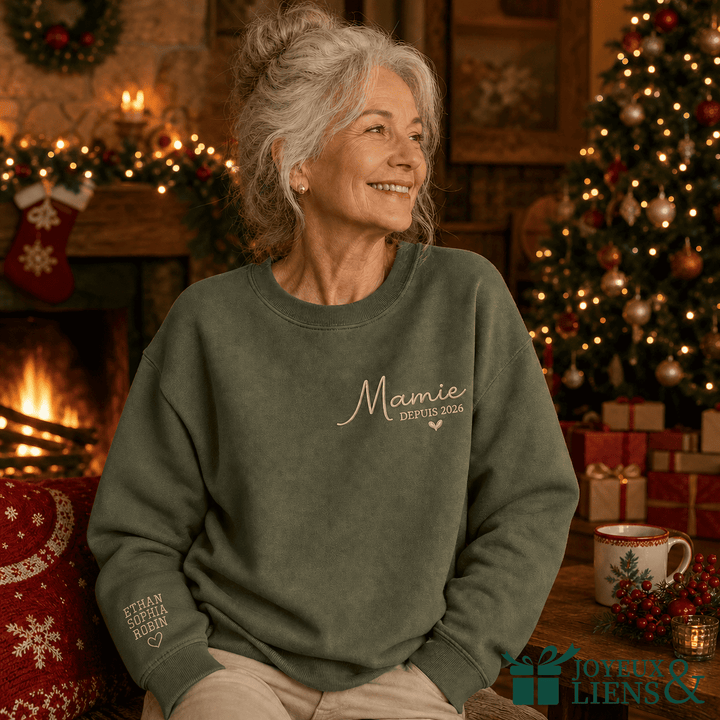Sweat-shirt brodé personnalisé avec les prénoms des enfants sur la manche – Le cadeau de Noël de maman
