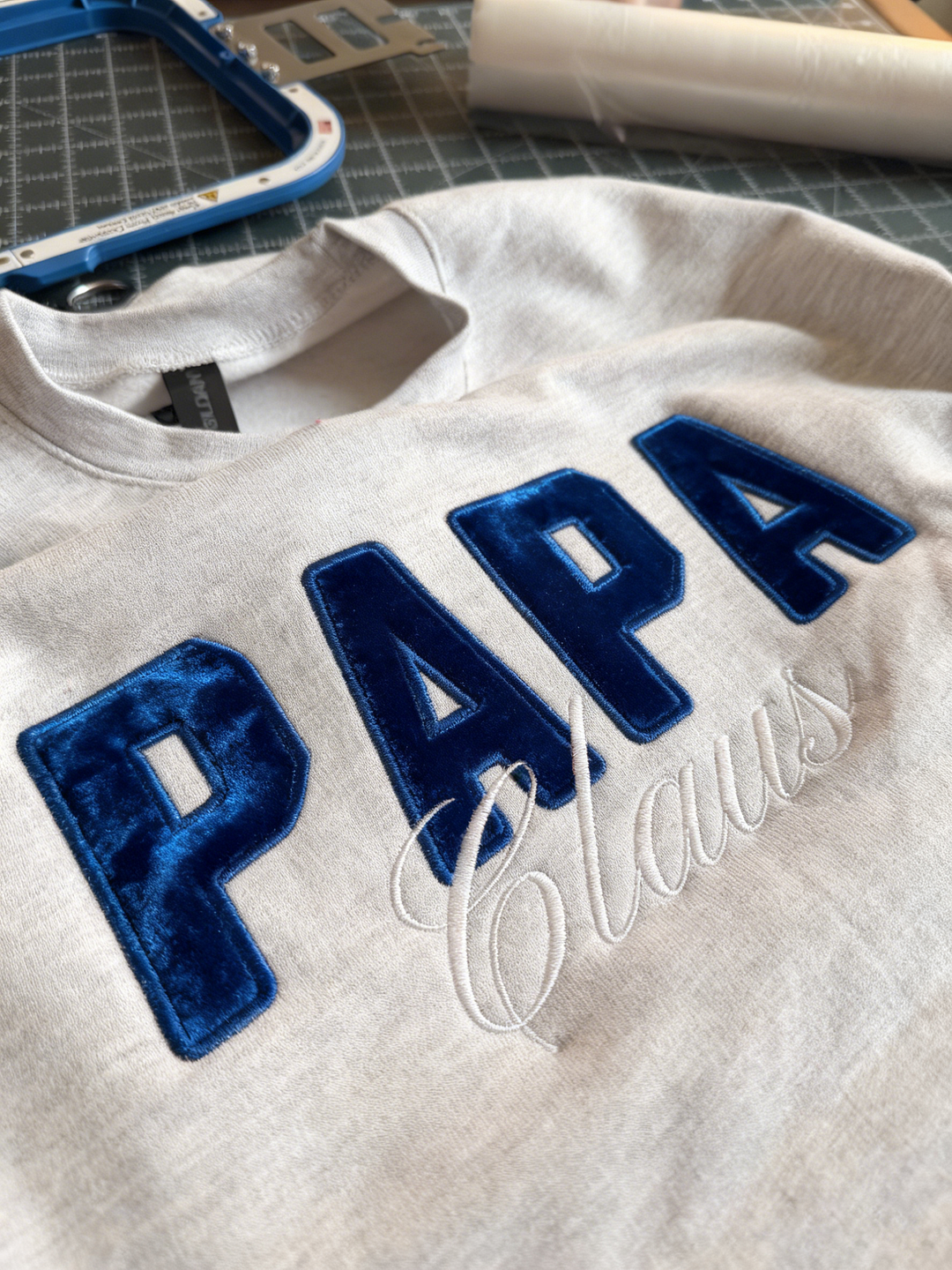 Sweat-shirt de Noël brodé personnalisé avec le nom de maman/papa/mamie/papi