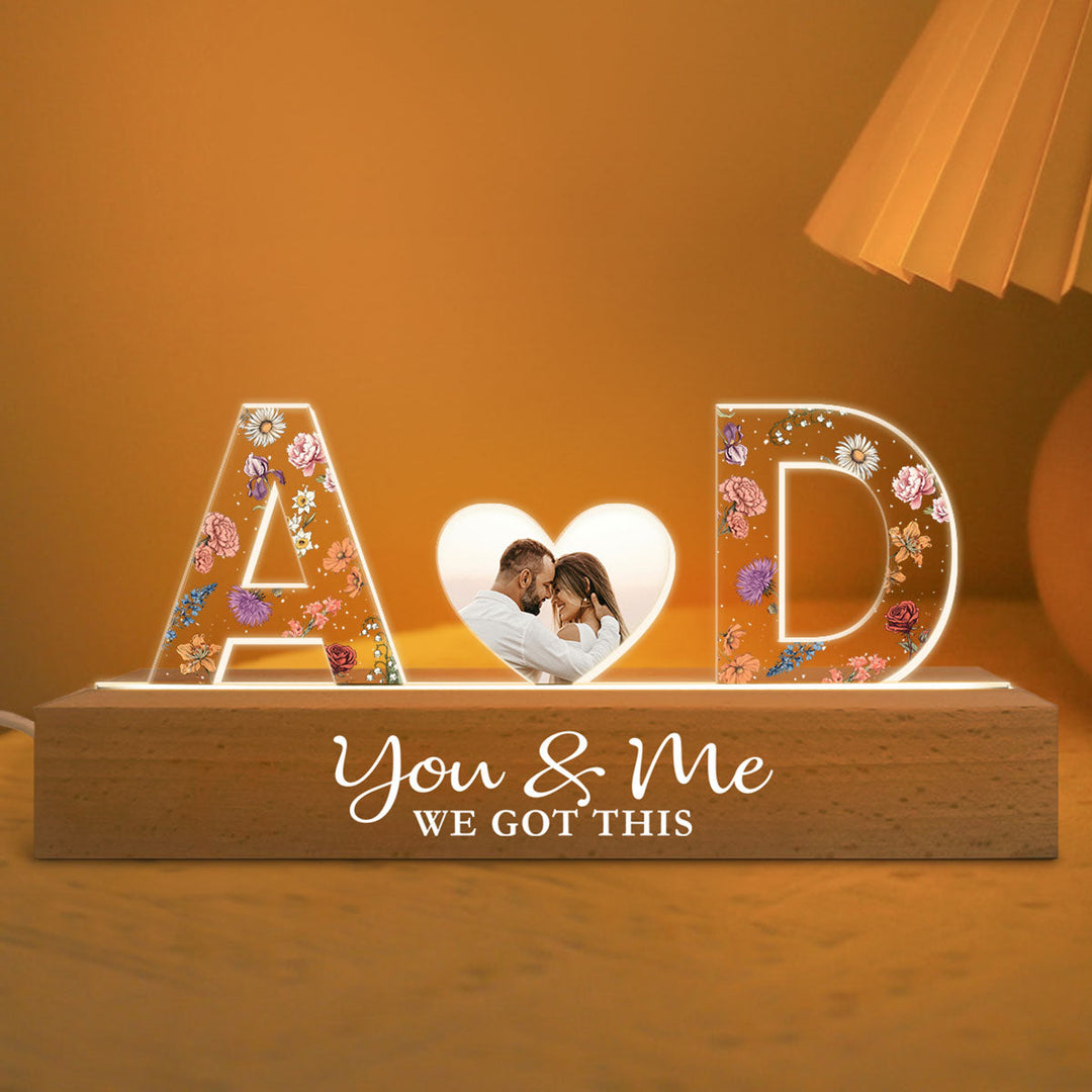 Veilleuse LED personnalisée en acrylique avec initiales de couple et thème floral