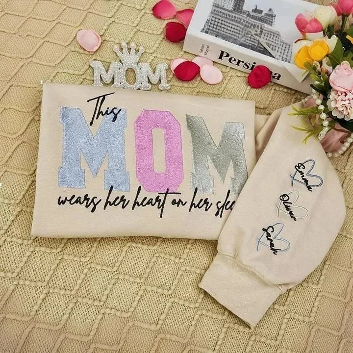 Cette Mamie porte son cœur sur sa manche – Sweat brodé personnalisé Fête des Mères