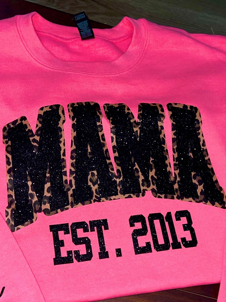 Sweat-shirt à paillettes personnalisé avec broderie léopard Mama Est Yaer et nom d'enfant