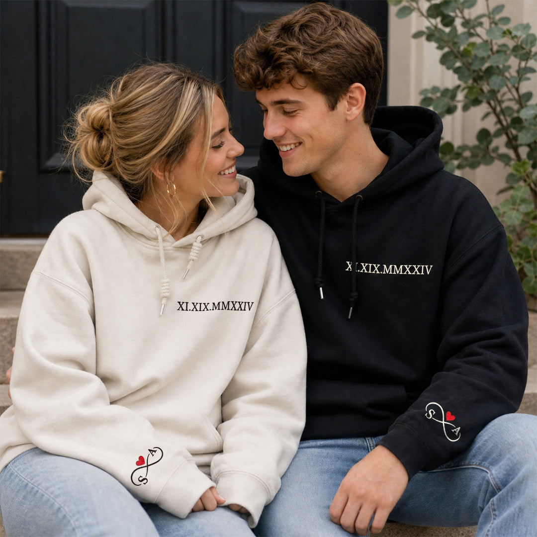 Sweat à Capuche Personnalisé Date en Chiffres Romains & Initiales avec Cœur sur la Manche - Cadeau de Couple