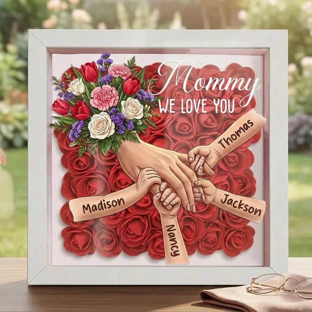 Cadre-vitrine personnalisé « Mains entrelacées » avec tulipes, roses blanches et œillets — Pour Maman