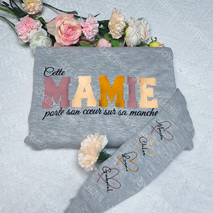 Cette Mamie porte son cœur sur sa manche – Sweat brodé personnalisé Fête des Mères