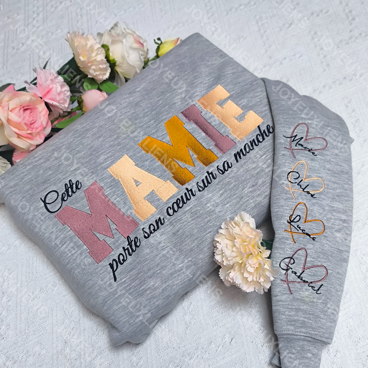 Cette Mamie porte son cœur sur sa manche – Sweat brodé personnalisé Fête des Mères